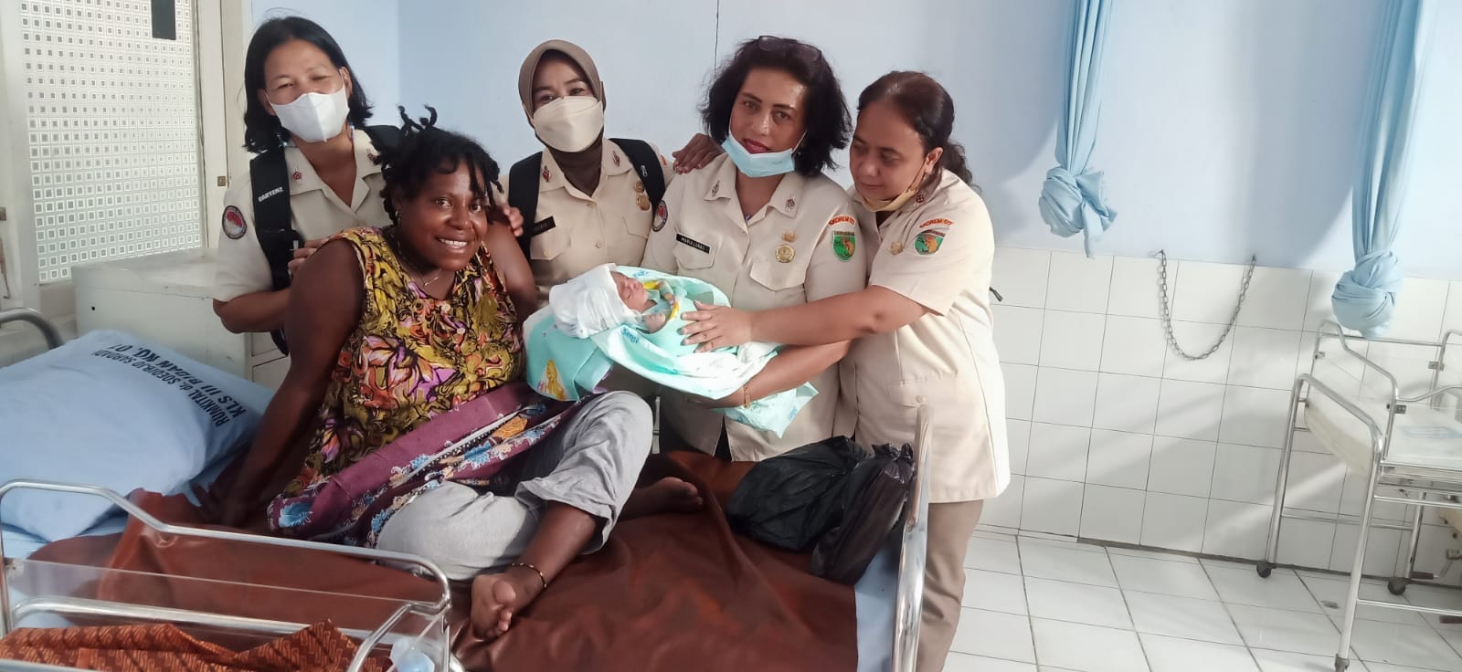 Empat ASN Korem 172/PWY selamatkan ibu melahirkan di jalan raya Jayapura Empat ASN Korem 172/PWY selamatkan ibu melahirkan di jalan raya Jayapura