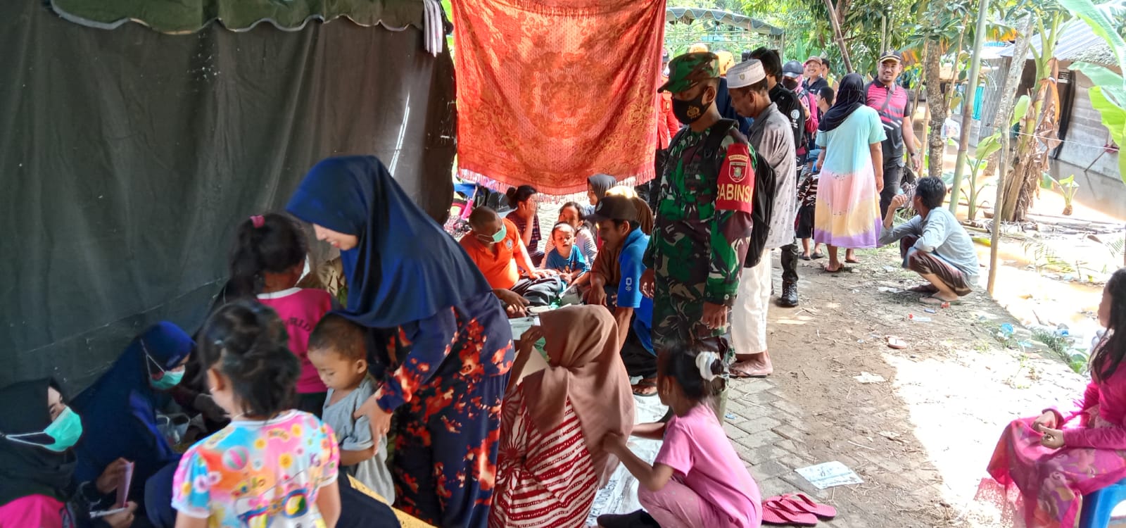 Aparat gabungan salurkan bantuan kepada warga korban banjir di Kalsel Aparat gabungan salurkan bantuan kepada warga korban banjir di Kalsel