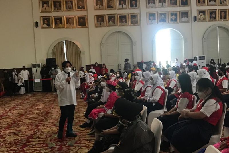 Risma ajak ratusan pelajar tidak lakukan perundungan