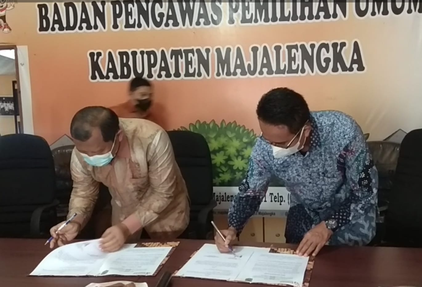 Edukasi dan diseminasi positif kepemiluan, Bawaslu Majalengka-Diskominfo <i>teken</i> MoU 