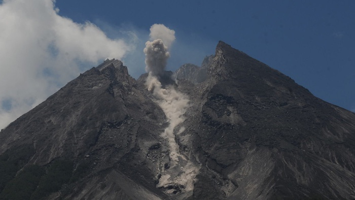 17 November 2019: Gunung Merapi kembali erupsi 17 November 2019: Gunung Merapi kembali erupsi
