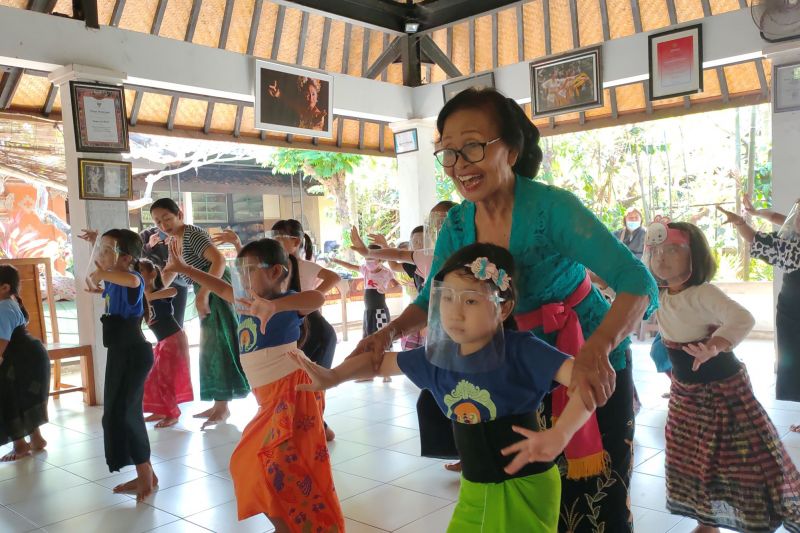 Ni Ketut Arini maestro tari yang tidak kenal lelah mengajar menari Ni Ketut Arini maestro tari yang tidak kenal lelah mengajar menari