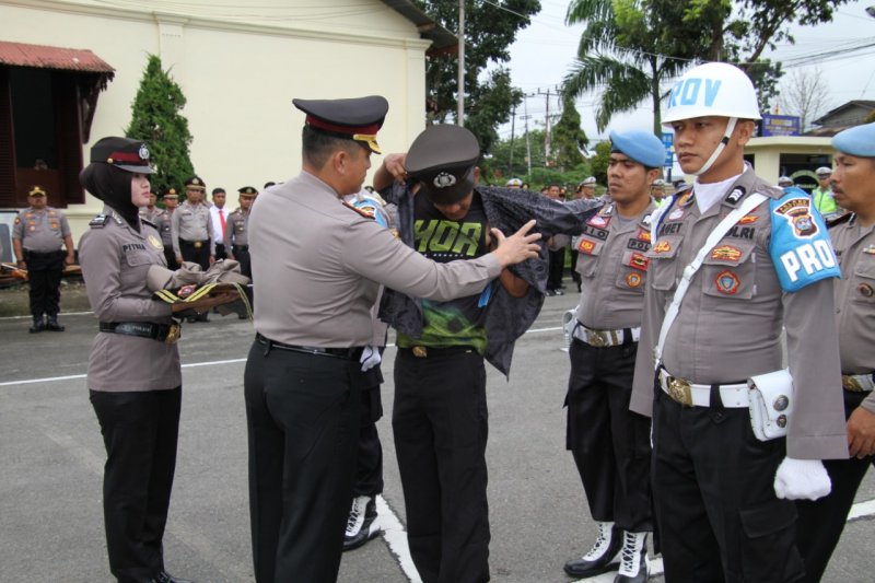 Polres Labuhanbatu pecat tiga personel terlibat narkoba dan desersi Polres Labuhanbatu pecat tiga personel terlibat narkoba dan desersi