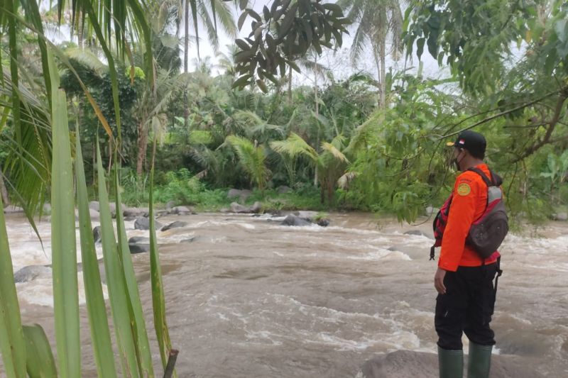 Satu meninggal dan dua orang hilang di sungai wisata alam Lombok Barat Satu meninggal dan dua orang hilang di sungai wisata alam Lombok Barat