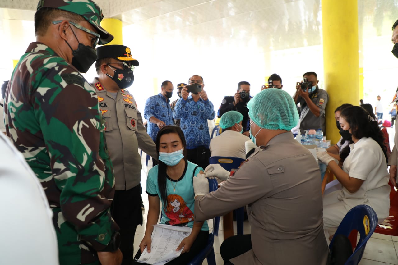 Di Hari Pahlawan, Kapolda Sumut dan Pangdam I/BB serbu Pulau Nias dengan ribuan vaksin Di Hari Pahlawan, Kapolda Sumut dan Pangdam I/BB serbu Pulau Nias dengan ribuan vaksinÂ