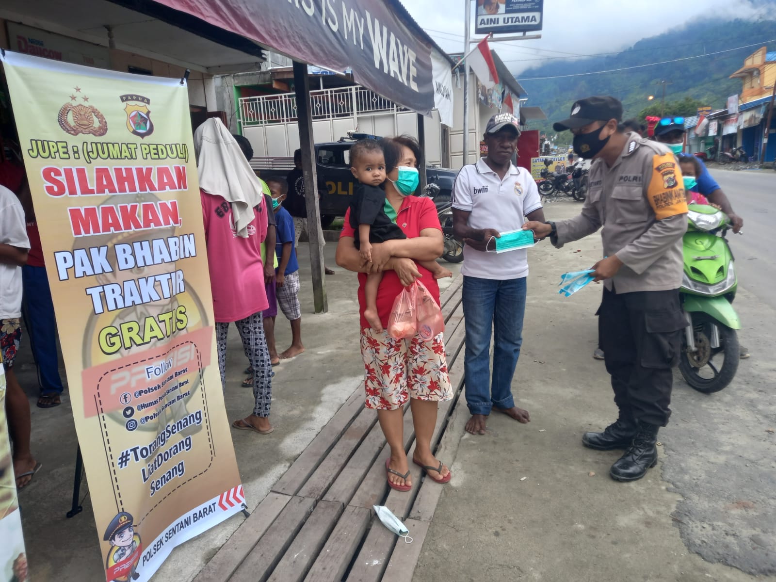 Polsek Sentani Barat bagikan makanan gratis bagi warga di Jayapura Polsek Sentani Barat bagikan makanan gratis bagi warga di Jayapura