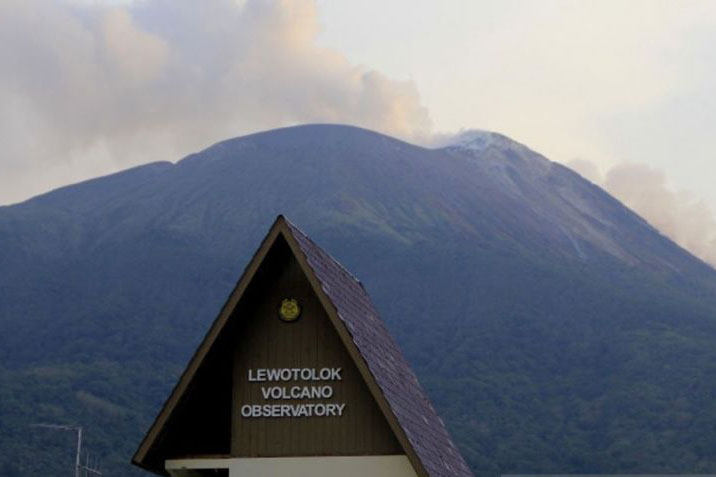 Gunung Ili Lewotolok di Lembata erupsi Gunung Ili Lewotolok di Lembata erupsi