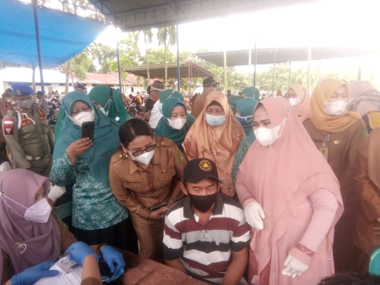Peringati HKN ke-57 Tiorita kunjungi vaksinasi massal di Secanggang Peringati HKN ke-57 Tiorita kunjungi vaksinasi massal di Secanggang
