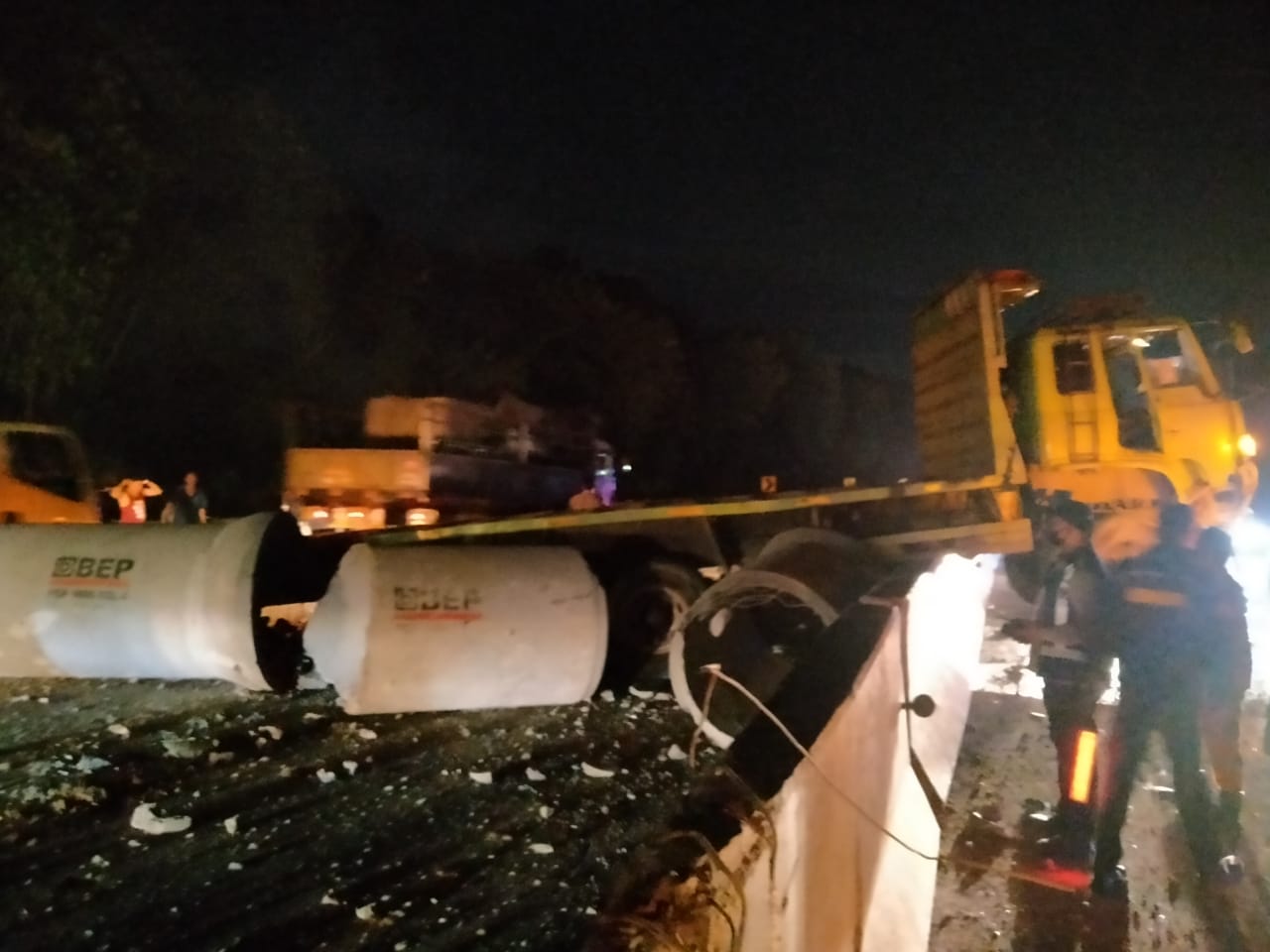 Truk angkut gorong-gorong tabrak pembatas jalan di Tol Cipularang, satu  tewas
