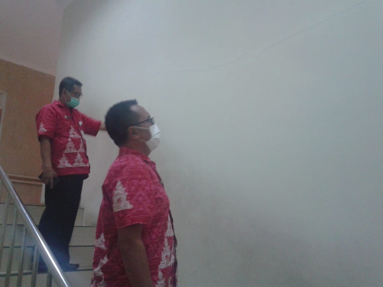 Pasca gempa, dinding ruang RSUD Ambarawa retak Pasca gempa, dinding ruang RSUD Ambarawa retak