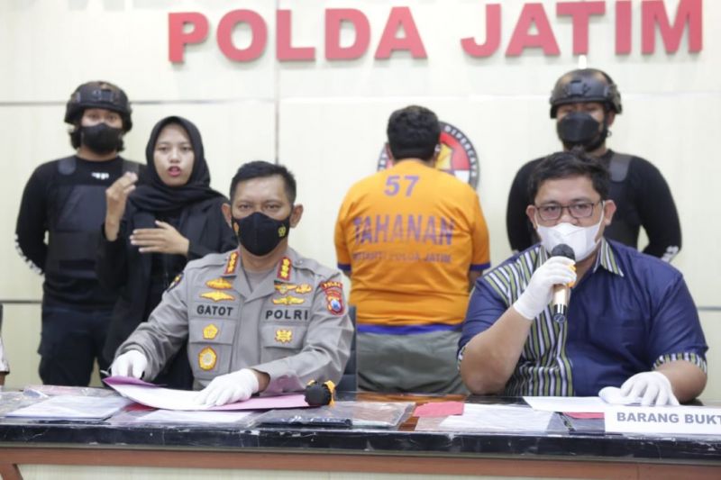 Polisi ringkus tersangka penipuan seleksi penerimaan Taruna Akpol 2021 Polisi ringkus tersangka penipuan seleksi penerimaan Taruna Akpol 2021