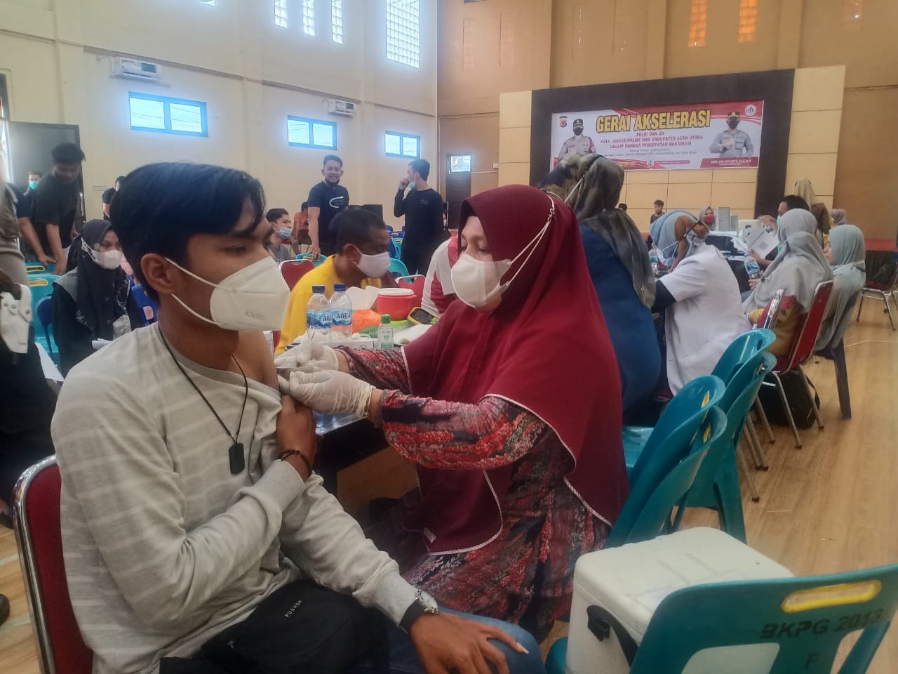 Warga Kota Lhokseumawe ikut vaksin Covid-19 di Polres Lhokseumawe Warga Kota Lhokseumawe ikut vaksin Covid-19 di Polres Lhokseumawe