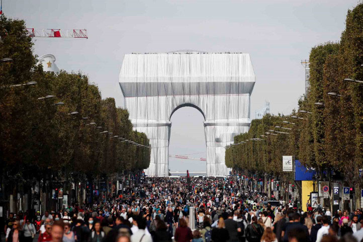 Instalasi seni di Arc de Triomphe Paris berakhir Instalasi seni di Arc de Triomphe Paris berakhir