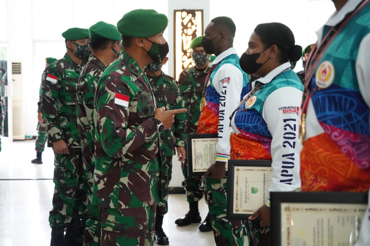 Pangdam XVII/Cendrawasih beri penghargaan kepada atlet berprestasi di PON XX Pangdam XVII/Cendrawasih beri penghargaan kepada atlet berprestasi di PON XX