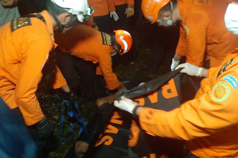 SAR Manado evakuasi seorang warga terperosok di sumur SAR Manado evakuasi seorang warga terperosok di sumur