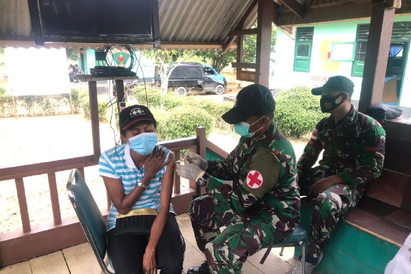 Satgas TNI-Puskesmas Yaffi layani vaksinasi warga perbatasan RI-PNG
