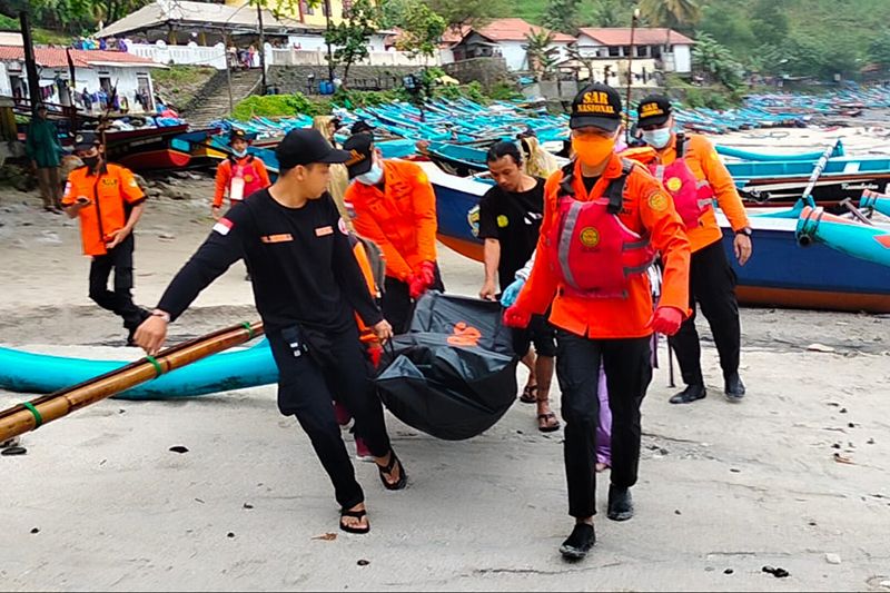 Tim SAR gabungan evakuasi jenazah di Pantai Karangbolong Kebumen Tim SAR gabungan evakuasi jenazah di Pantai Karangbolong Kebumen