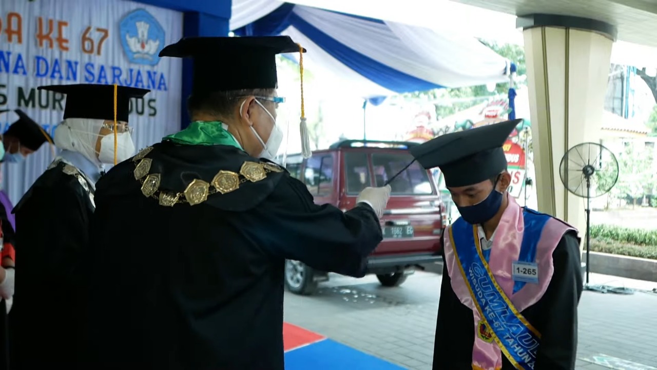 Masih PPKM Level 3, UMK wisuda gunakan sistem drive thru Masih PPKM Level 3, UMK wisuda gunakan sistem drive thru