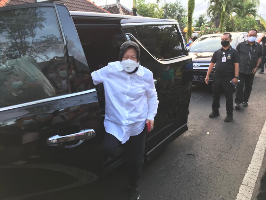 Mensos Risma serahkan bansos korban terdampak gempa di Bali