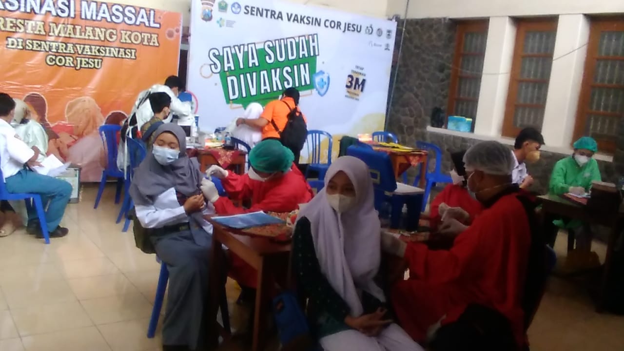 Vaksinasi pelajar SMA sederajat tahap 2 dipusatkan di SMA Cor Je Su kota Malang Vaksinasi pelajar SMA sederajat tahap 2 dipusatkan di SMA Cor Je Su kota Malang