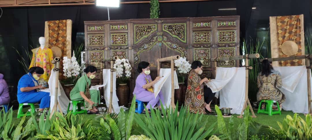 Peringati Hari Batik Nasional, Dharma Pertiwi bawa batik mendunia