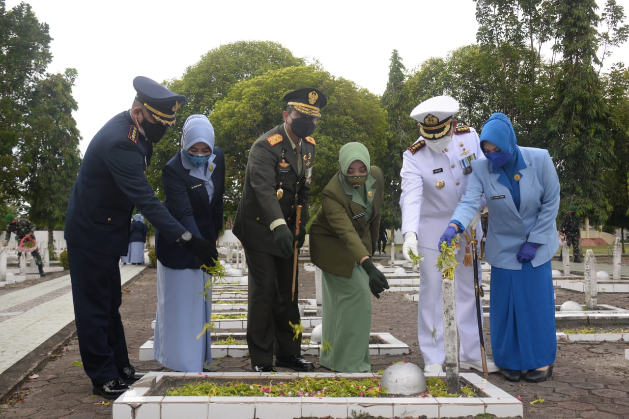 Danrem 101/Antasari pimpin ziarah HUT ke-76 TNI di Kalsel Danrem 101/Antasari pimpin ziarah HUT ke-76 TNI di Kalsel
