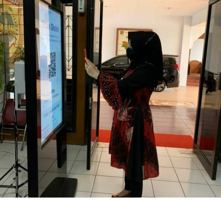Kantor pemerintahan di Sukoharjo mulai pasang alat skrining aplikasi PeduliLindungi Kantor pemerintahan di Sukoharjo mulai pasang alat skrining aplikasi PeduliLindungi