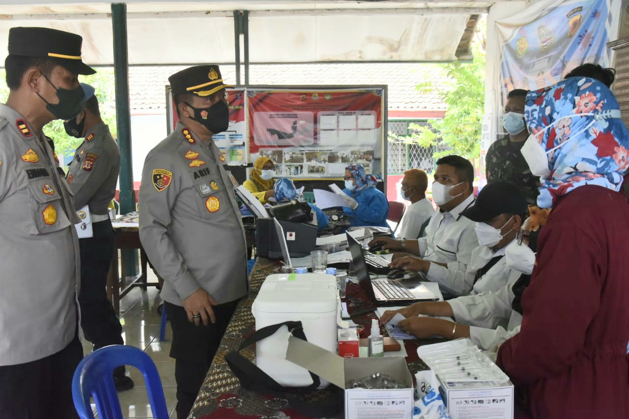 Kapolresta Cirebon monitoring vaksinasi massal di Polsek Zona Timur
