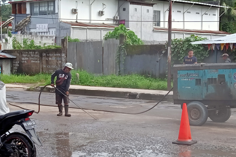 Jalan kota Sorong diaspal menjelang kunjungan Presiden Jalan kota Sorong diaspal menjelang kunjungan Presiden