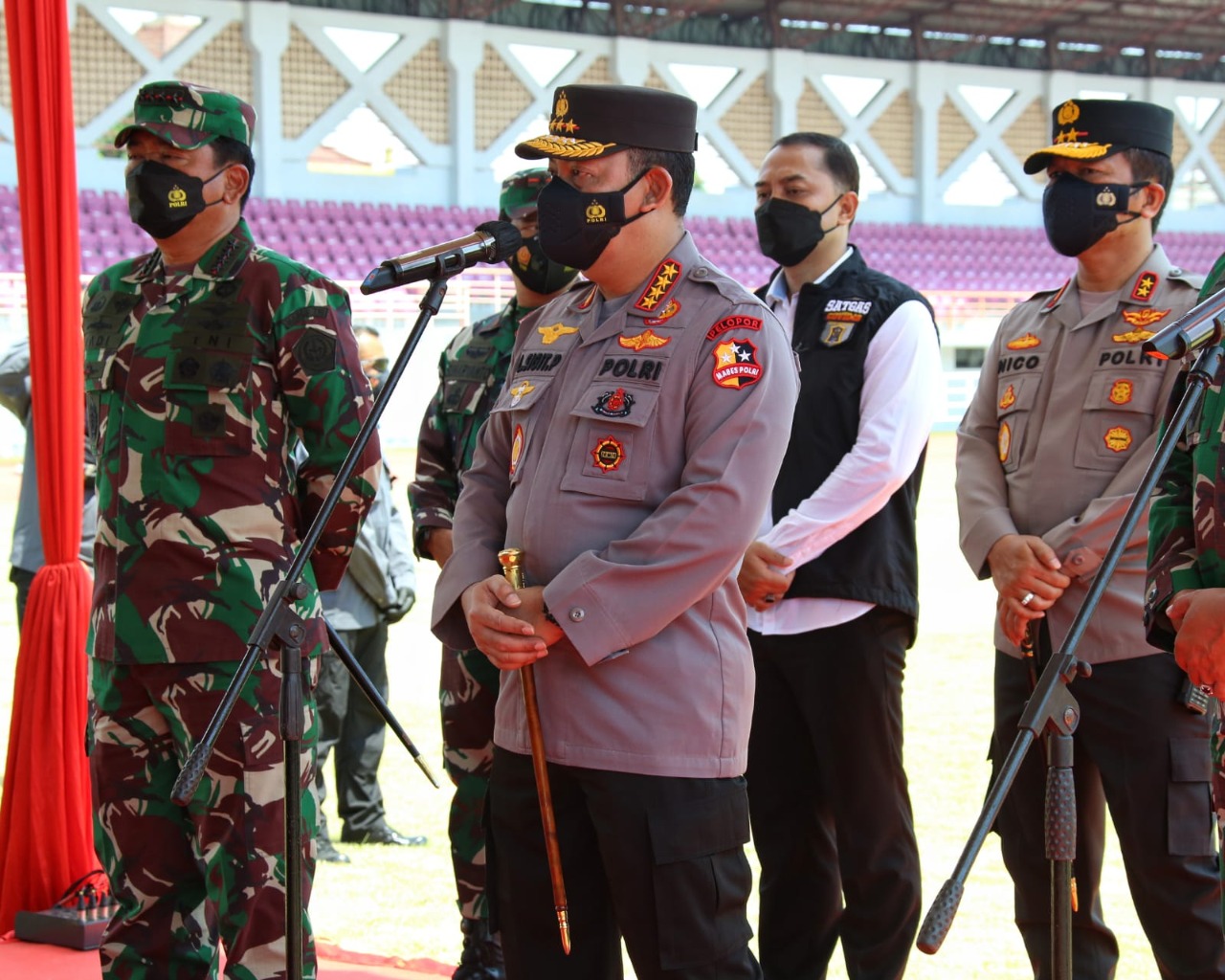 Tinjau vaksinasi di Surabaya, Kapolri: Datangi dan layani warga yang ada di titik tak terjangkau 
