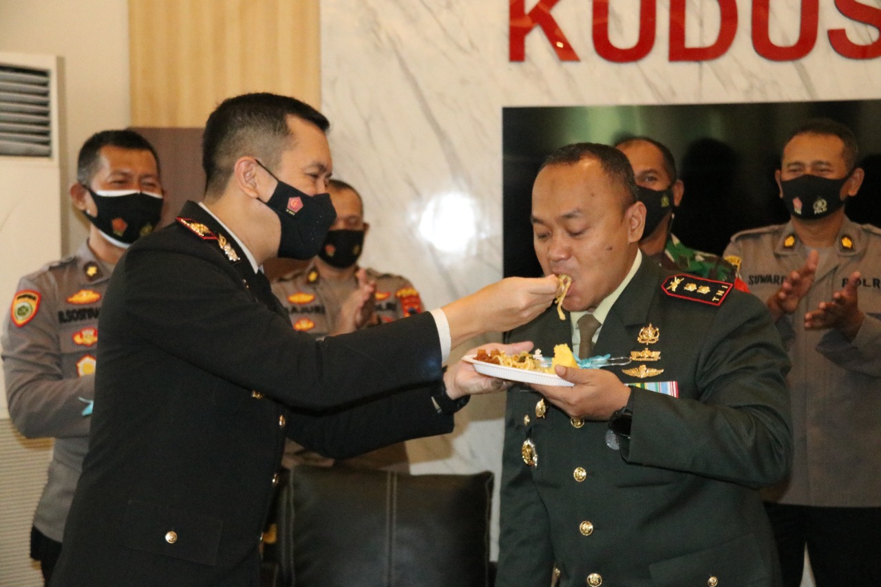 HUT TNI, Kapolres Kudus suapi Dandim 0722Â HUT TNI, Kapolres Kudus suapi Dandim 0722Â