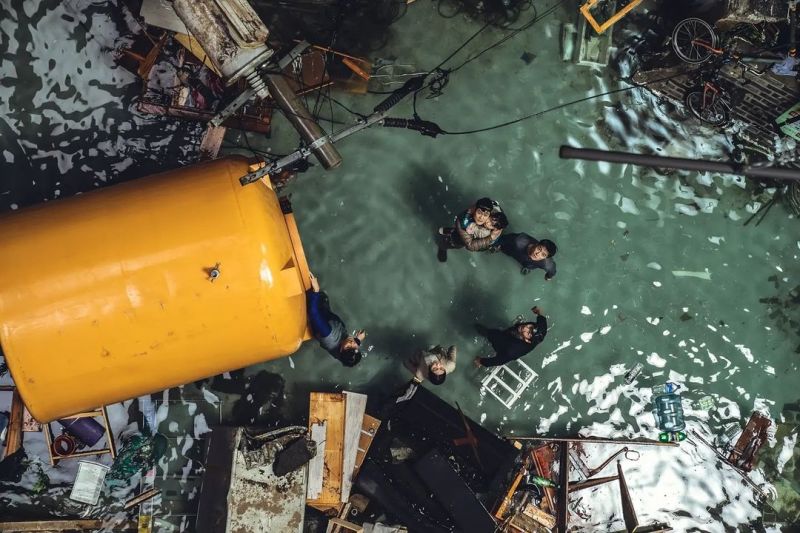 Penyelamatan diri berbalut tawa hingga duka dalam Sinkhole