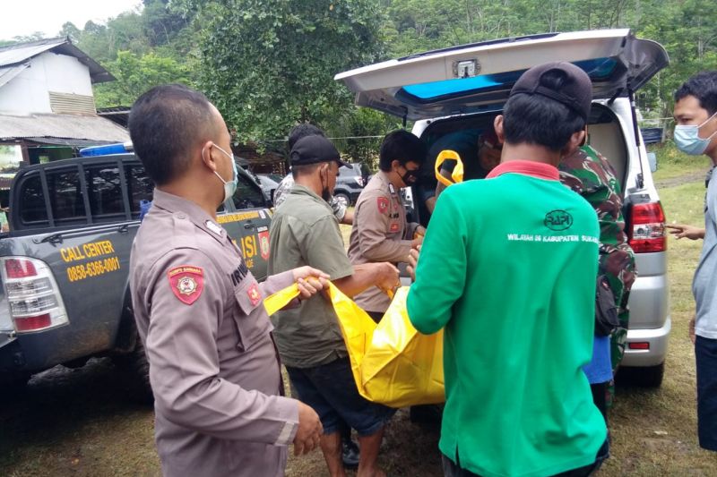 Wisatawan Tangerang tewas karena nekat berenang di Curug Cikaso Wisatawan Tangerang tewas karena nekat berenang di Curug Cikaso