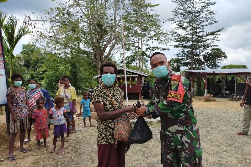 Satgas TNI bagikan masker dan sembako untuk warga perbatasan RI-PNG Satgas TNI bagikan masker dan sembako untuk warga perbatasan RI-PNG