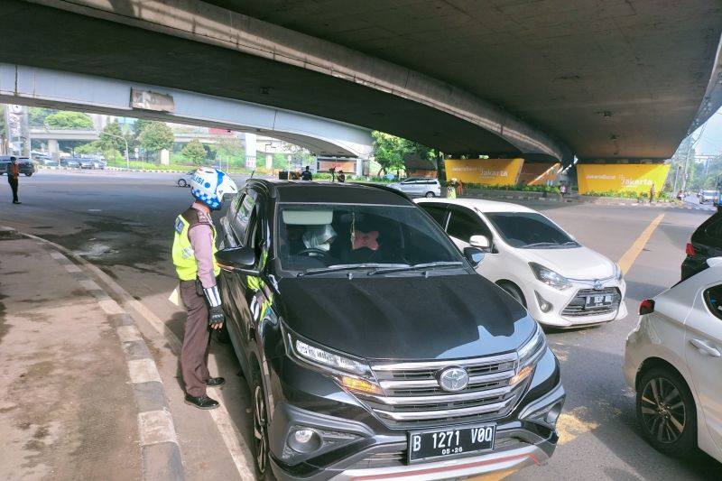 Polres Jakarta Barat mulai beri sanksi tilang ganjil genap Polres Jakarta Barat mulai beri sanksi tilang ganjil genap