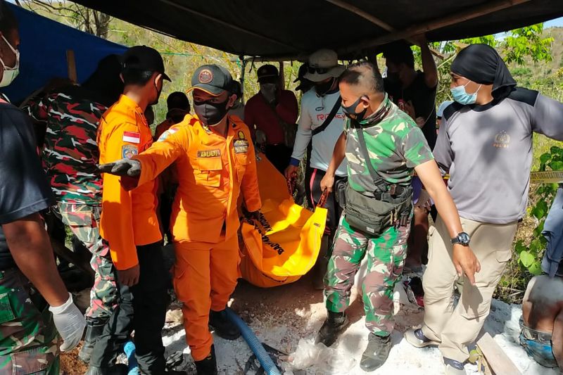 Tim SAR evakuasi empat penambang emas meninggal dalam satu lubang Tim SAR evakuasi empat penambang emas meninggal dalam satu lubang