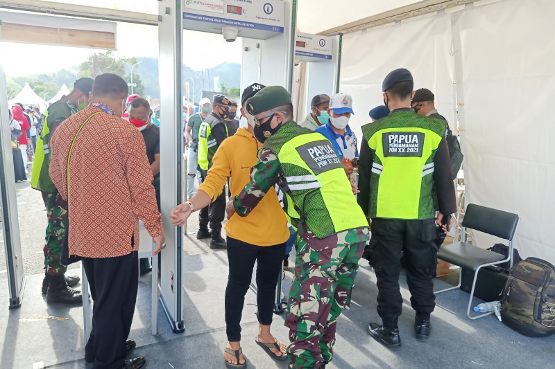 Pengunjung upacara pembukaan PON XX Papua lalui empat lapis pemeriksaan Pengunjung upacara pembukaan PON XX Papua lalui empat lapis pemeriksaan