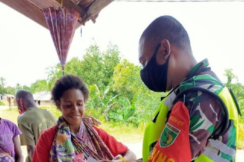TNI Boven Digoel bagikan alat mandi untuk warga kampung Waropko
