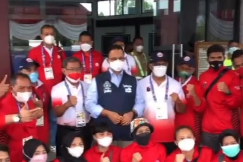 Anies berangkat ke Jayapura tinjau atlet DKI Anies berangkat ke Jayapura tinjau atlet DKI