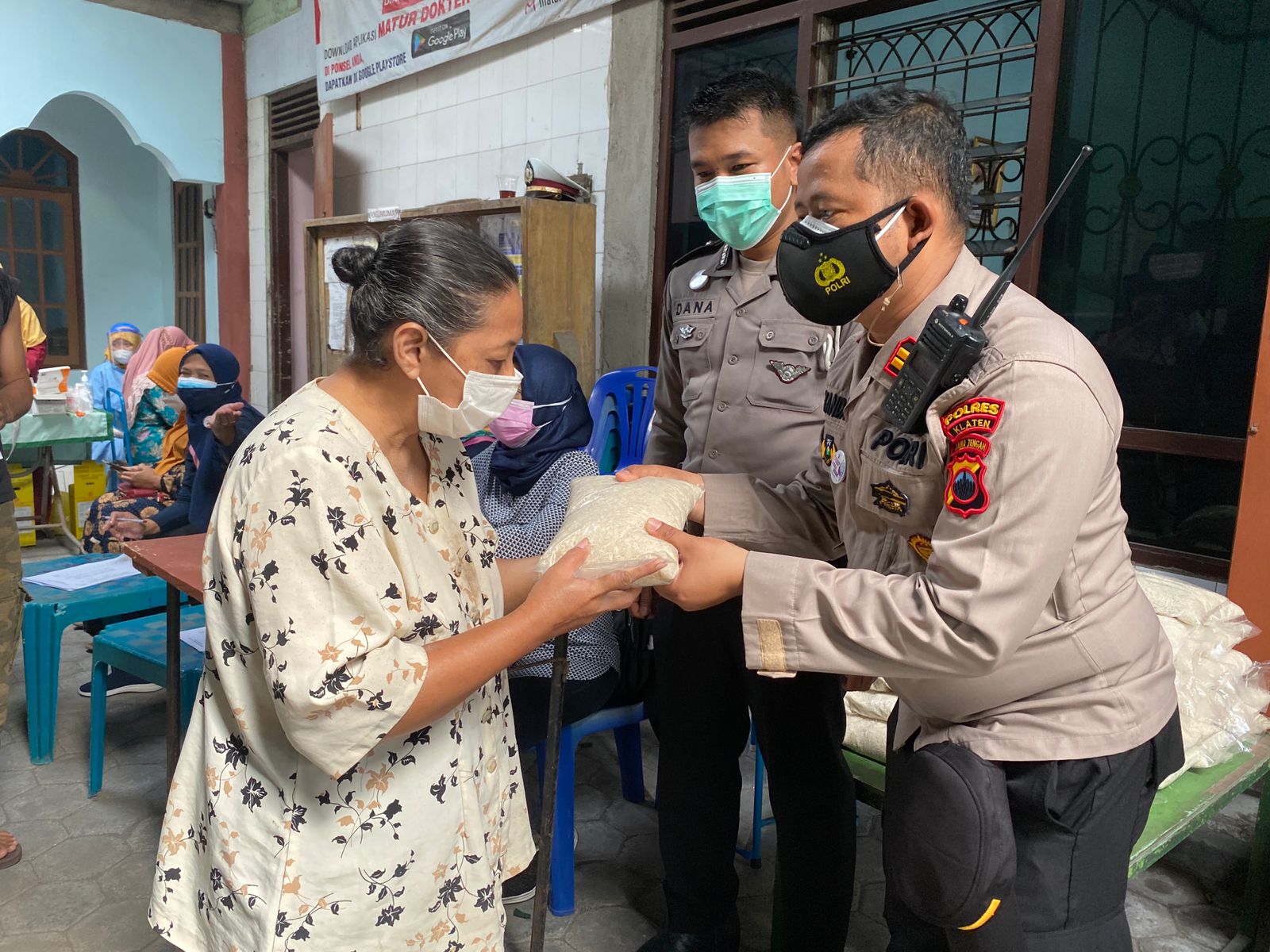 Buat terobosan, Polres Klaten bagikan doorprize kepada peserta vaksinasi Buat terobosan, Polres Klaten bagikan doorprize kepada peserta vaksinasi