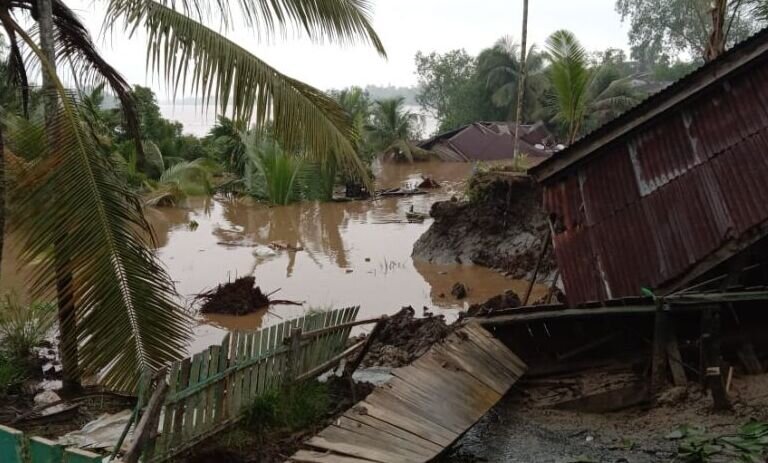 Longsor hanyutkan dua rumah dan rusak tempat ibadah di Tanjabbar