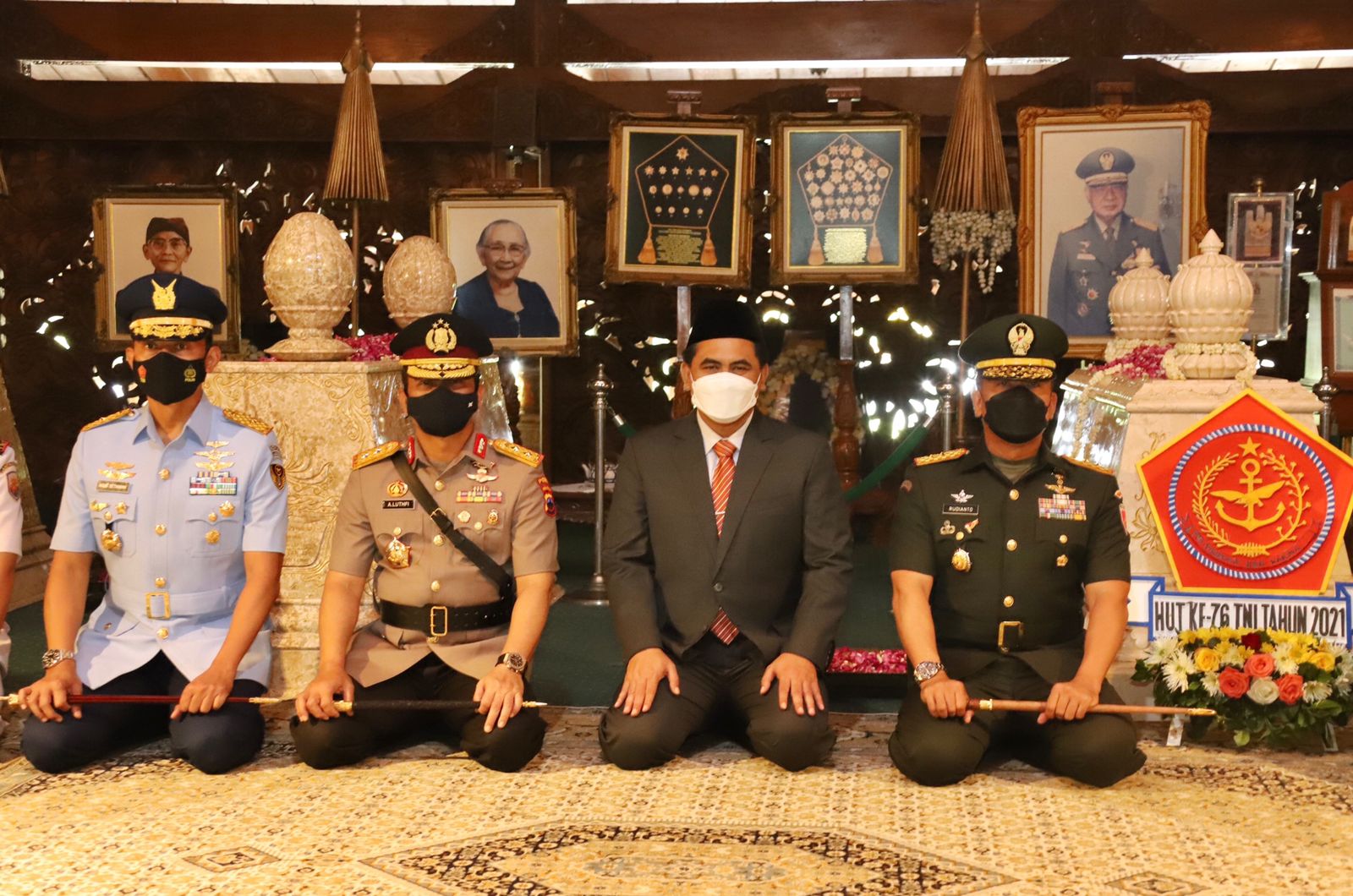 Peringati HUT TNI, Pangdam IV/Diponegoro dan Kapolda Jateng ziarah ke makam Pak Harto Peringati HUT TNI, Pangdam IV/Diponegoro dan Kapolda Jateng ziarah ke makam Pak Harto