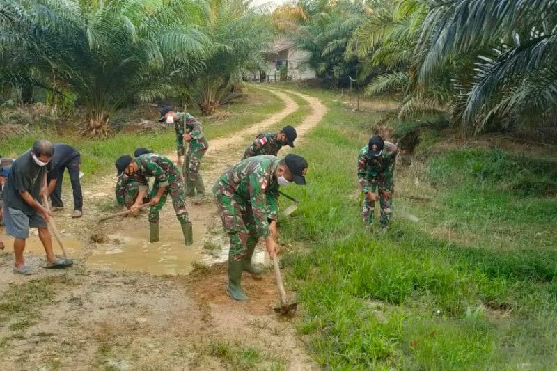 TNI dan warga gotong royong perbaiki jalan rusak di batas RI-Malaysia TNI dan warga gotong royong perbaiki jalan rusak di batas RI-Malaysia