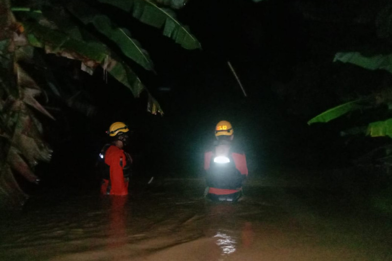 Empat orang dilaporkan hilang setelah banjir dan longsor melanda Luwu