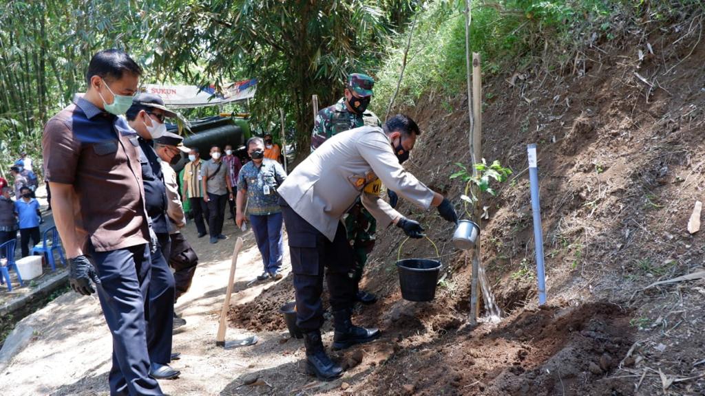 Program Mageri Kuto Polres Salatiga tanam 5.000 pohon Program Mageri Kuto Polres Salatiga tanam 5.000 pohon