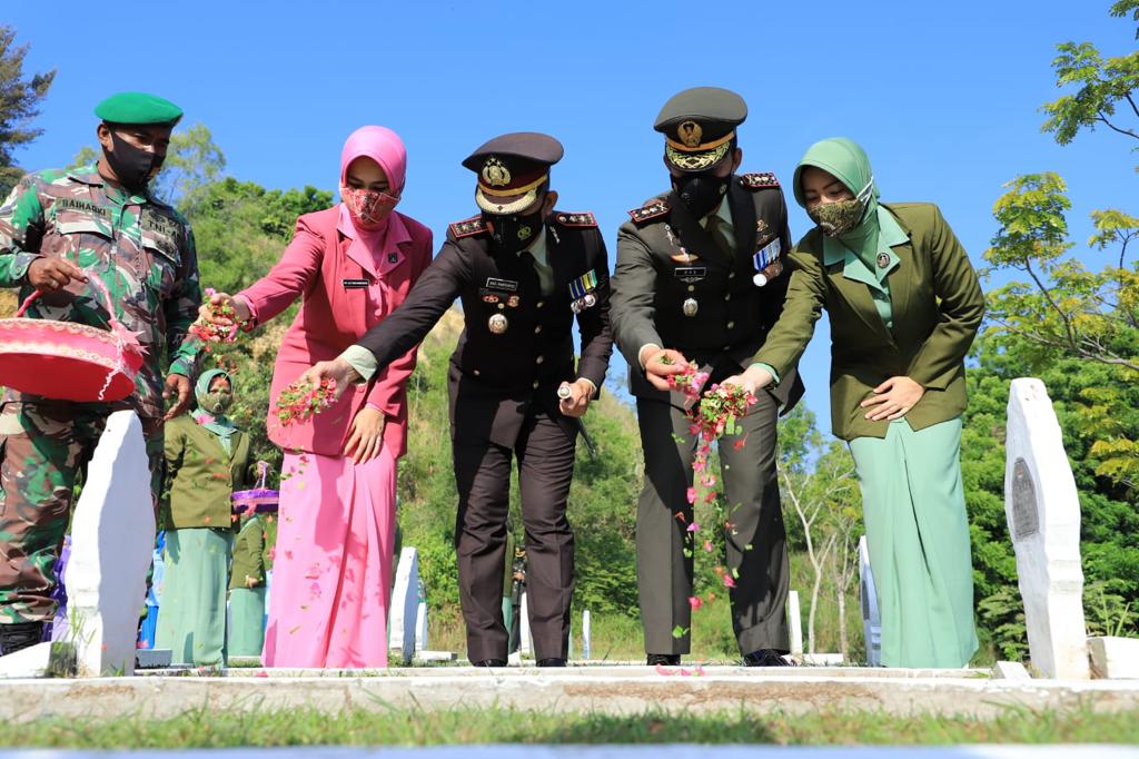 Peringati HUT Ke -76 TNI, Dandim 0103/Aceh Utara ziarah ke Taman Makam Pahlawan Peringati HUT Ke -76 TNI, Dandim 0103/Aceh Utara ziarah ke Taman Makam Pahlawan
