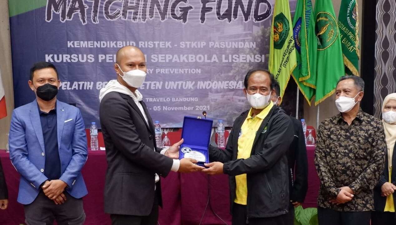 Sukses gelar program sertifikasi pelatih sepak bola,  STKIP Pasundan dapat penghargaan