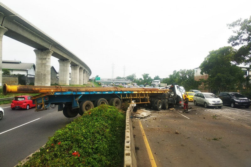 Kecelakaan: Truk trailer masuk jalur berlawanan di Tol Purbaleunyi Kecelakaan: Truk trailer masuk jalur berlawanan di Tol Purbaleunyi