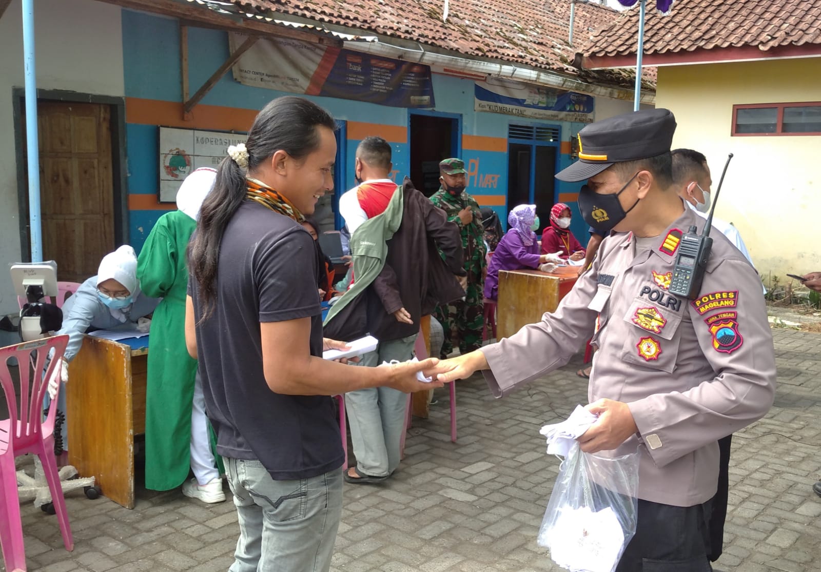 Polsek Windusari dampingi vaksinasi pedagang pasar tradisional Polsek Windusari dampingi vaksinasi pedagang pasar tradisional