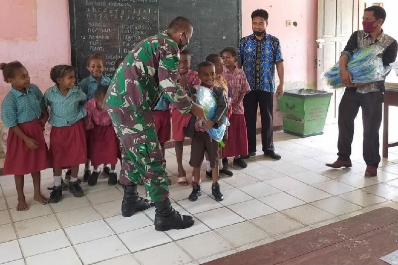 Satgas TNI bagikan tas sekolah anak perbatasan RI-PNG